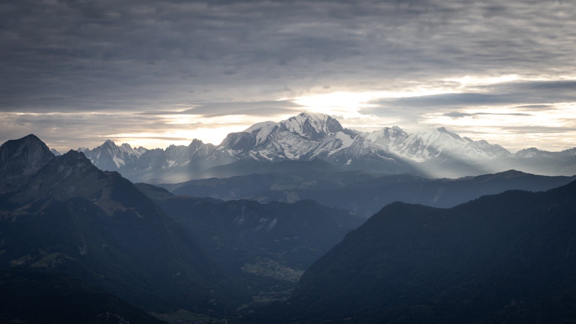 le mont blanc depuis les bauges