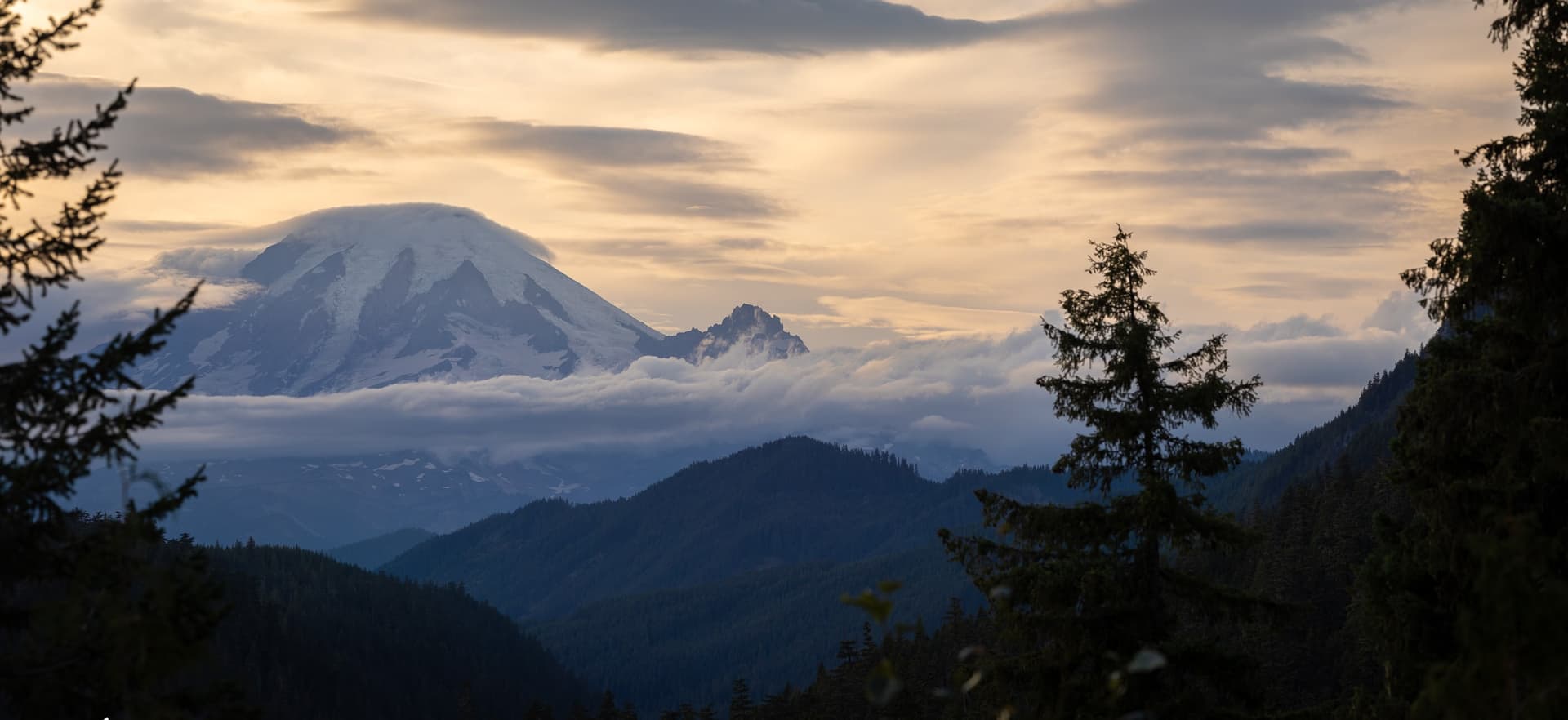 Le géant apparaît - Mount Rainier