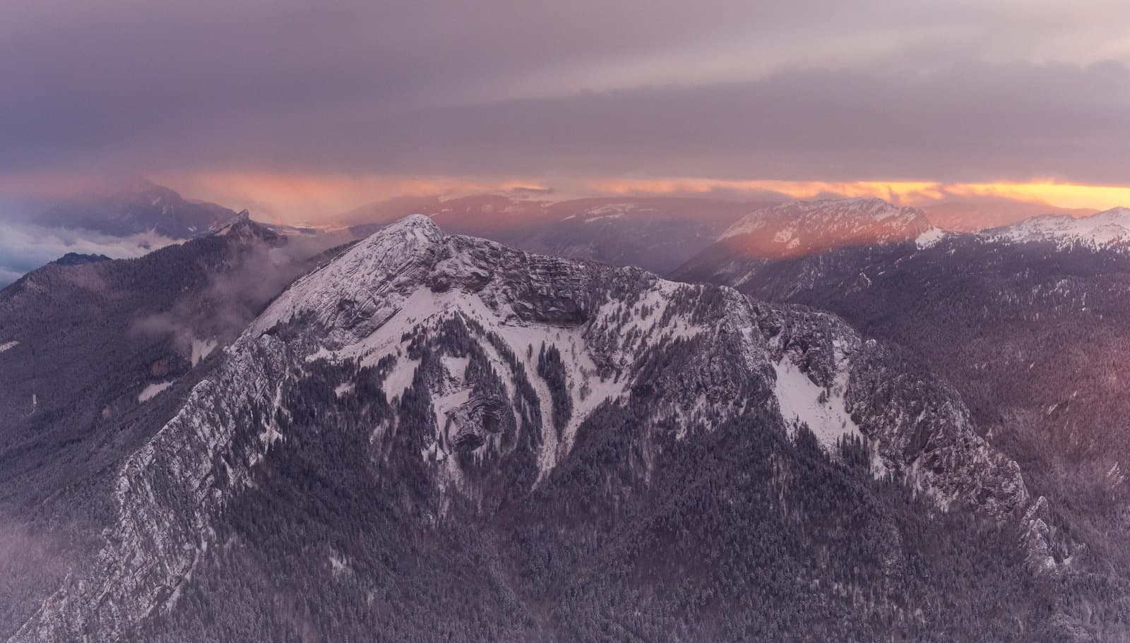 crépuscule rose en haut du grand som