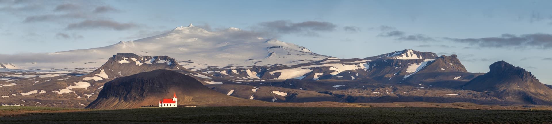 Snæfellsjökull et l'église de ingjaldshóll 