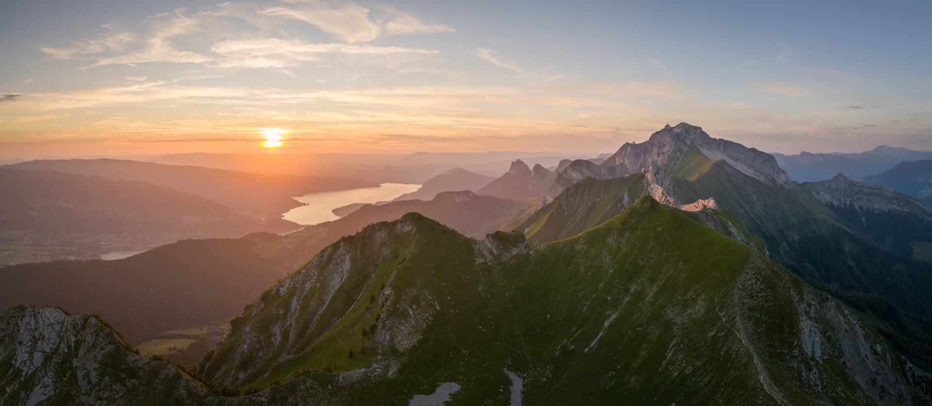le lac d'annecy se dévoile