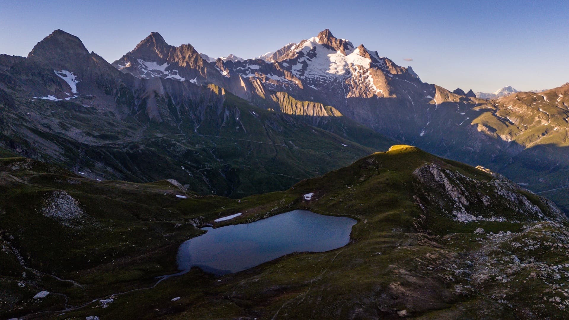 Le lac de mya et l'aiguille des glaciers