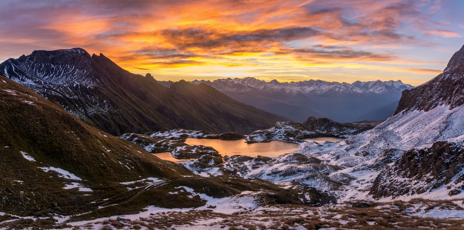 Les lacs de la Forclaz au lever du soleil