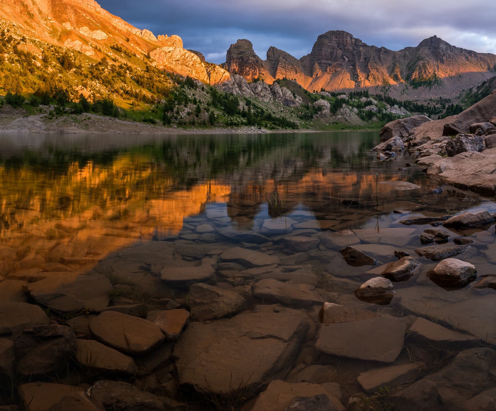 Le soleil se couche sur le lac d'Allos