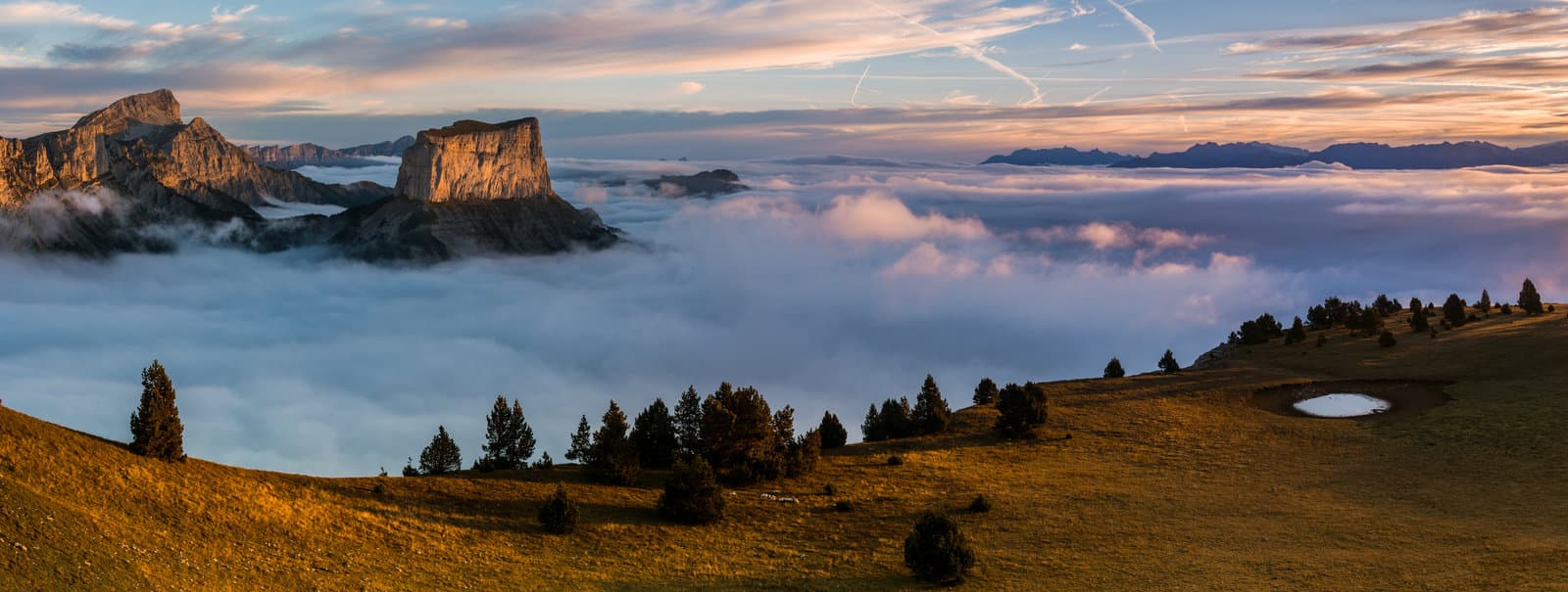 Lever de soleil sur le Mont Aiguille et le Grand Veymont