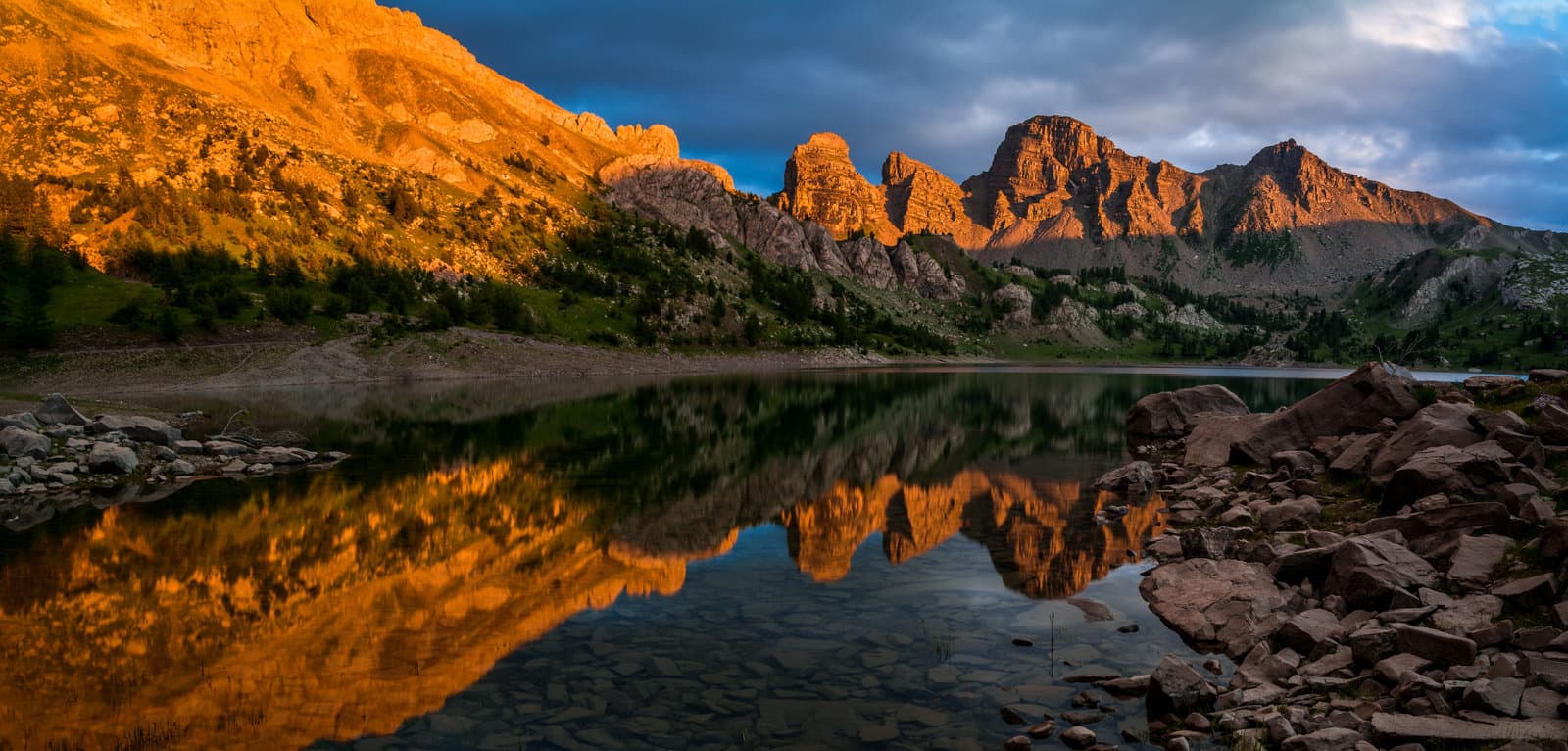 Le soleil se couche sur le lac d'Allos
