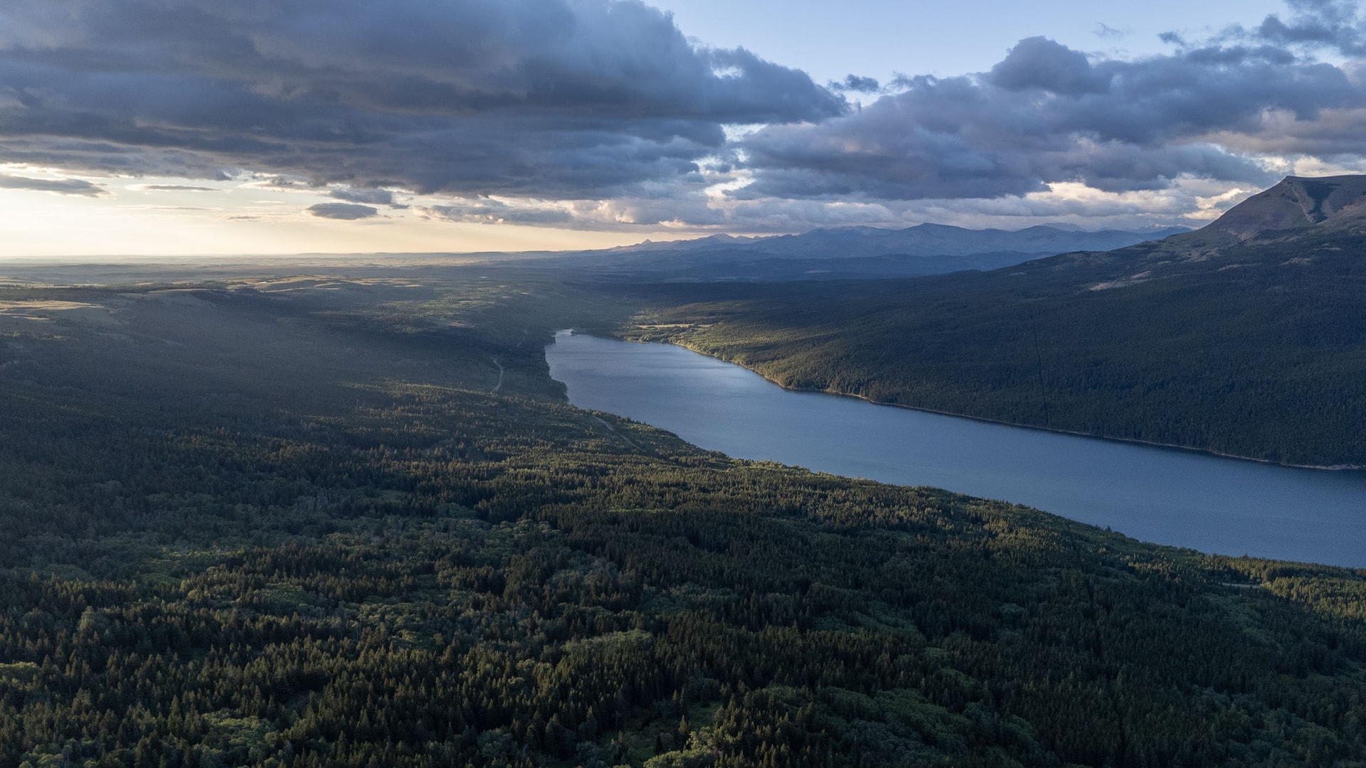Two Medicine Lake au loin — Parc National de Glacier, Montana