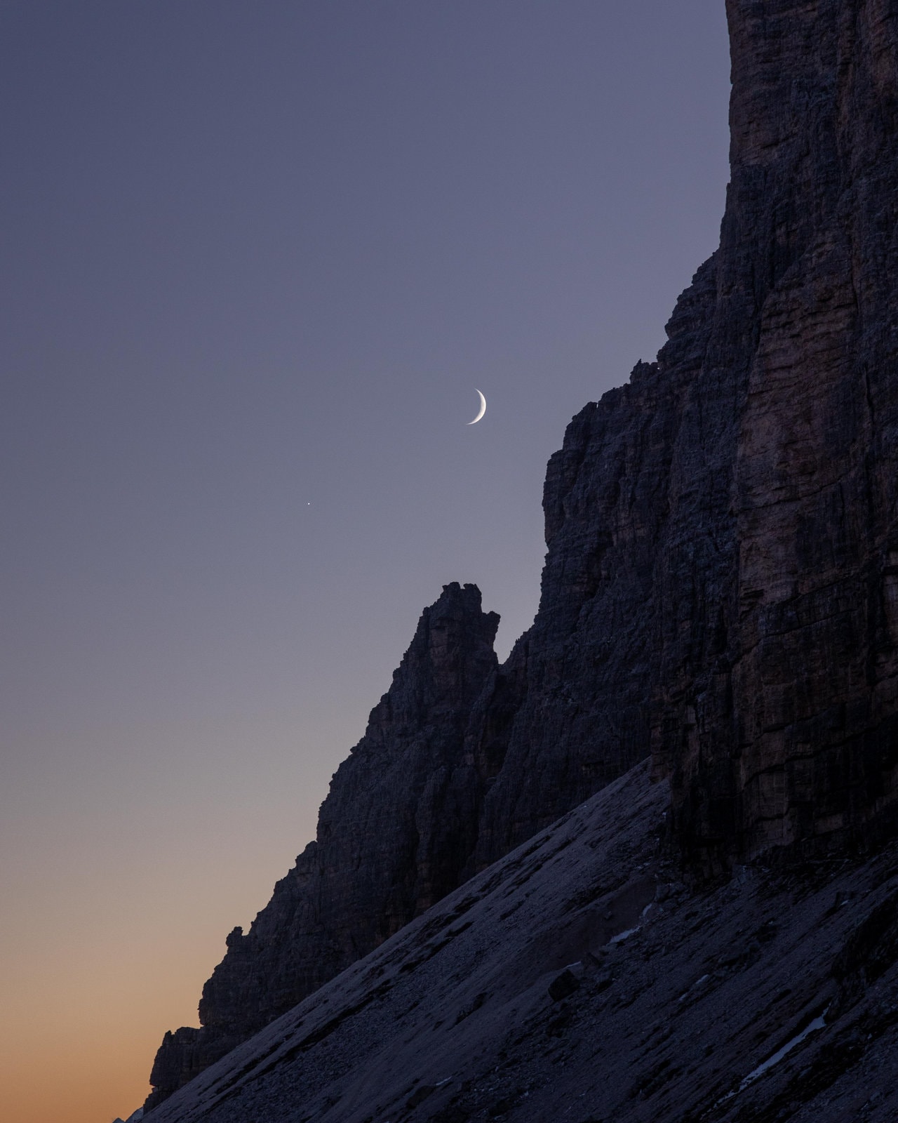 La lune contre les tre cime — Dolomites