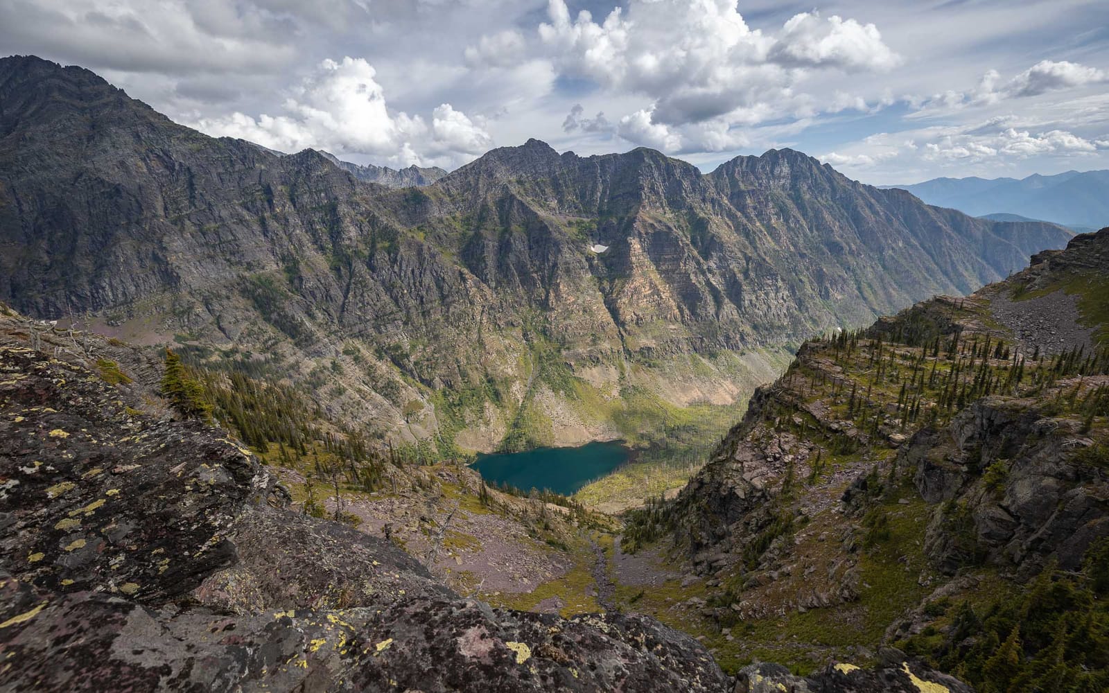 Lincoln lake au loin — Parc National de Glacier, Montana