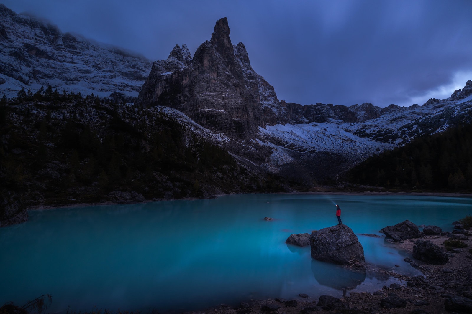 Crépuscule sur le lago di sorapis — Dolomites