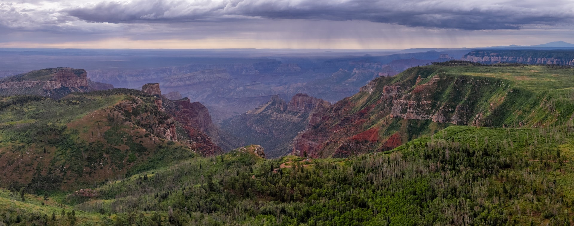 Une nuit ventée aux portes du parc — Parc National de Grand Canyon, Arizona