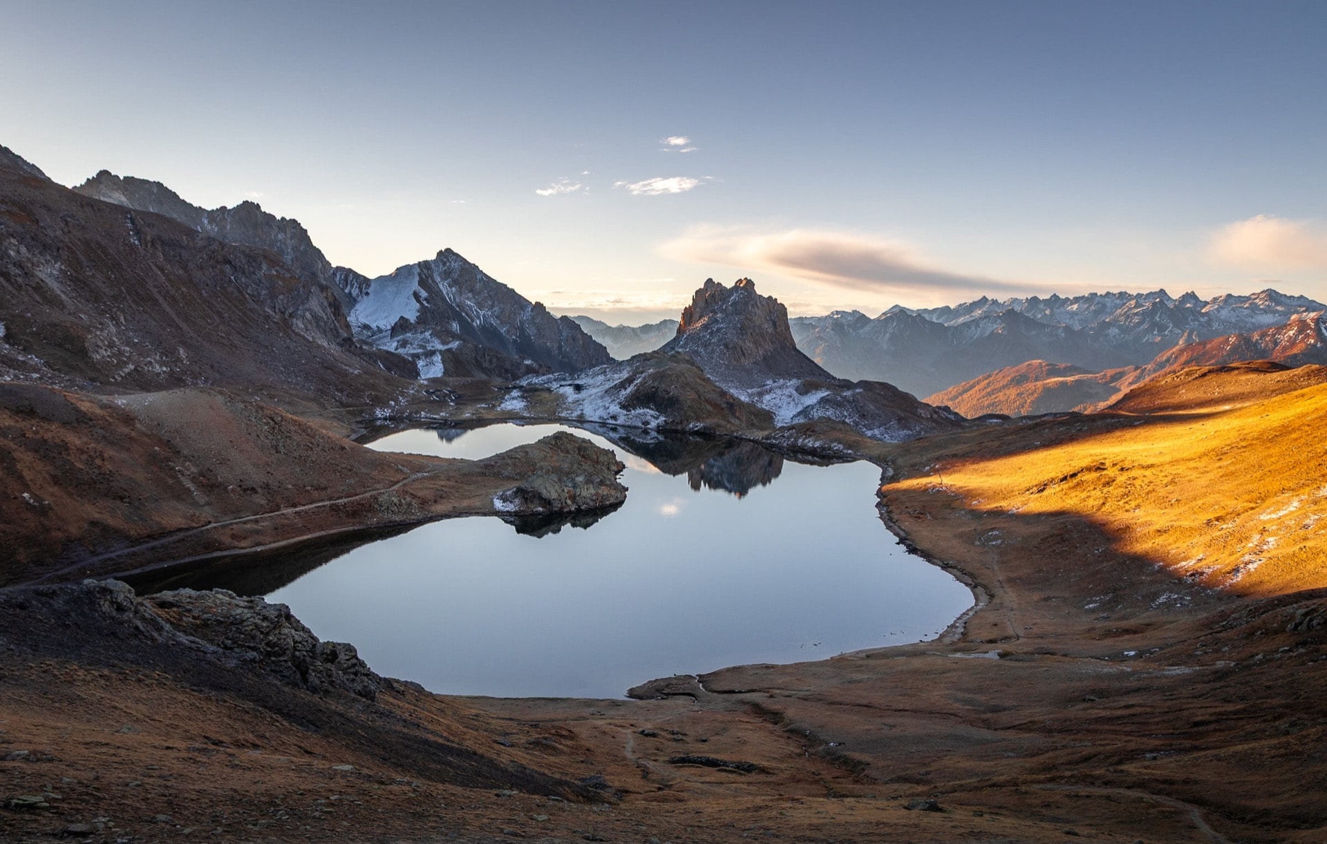 Premières lueurs sur le lac de Roburent — Ubaye