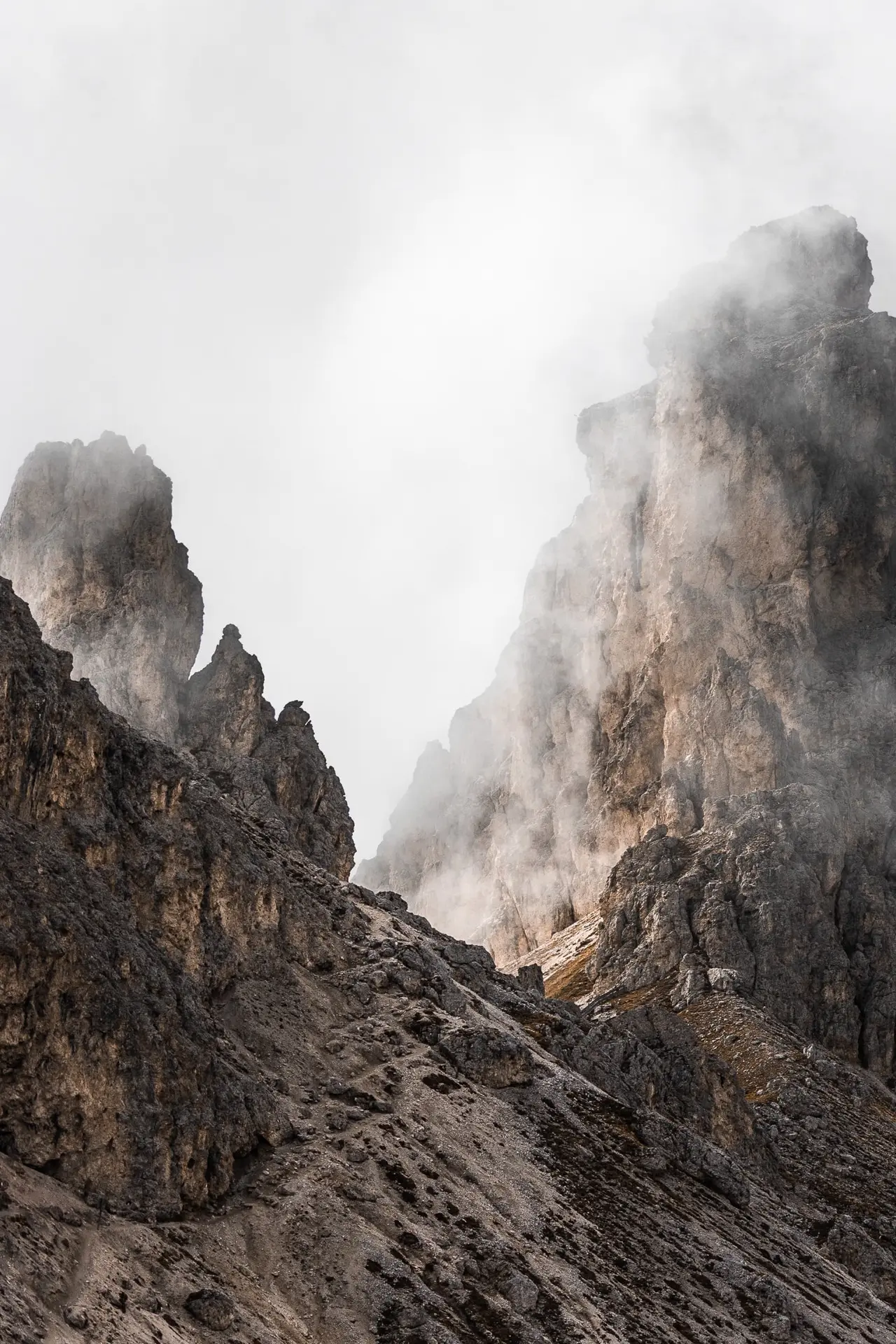 Roche et brume