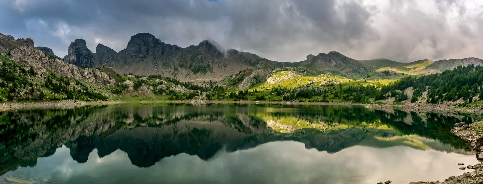 Reflet sur le lac d'Allos - Mercantour