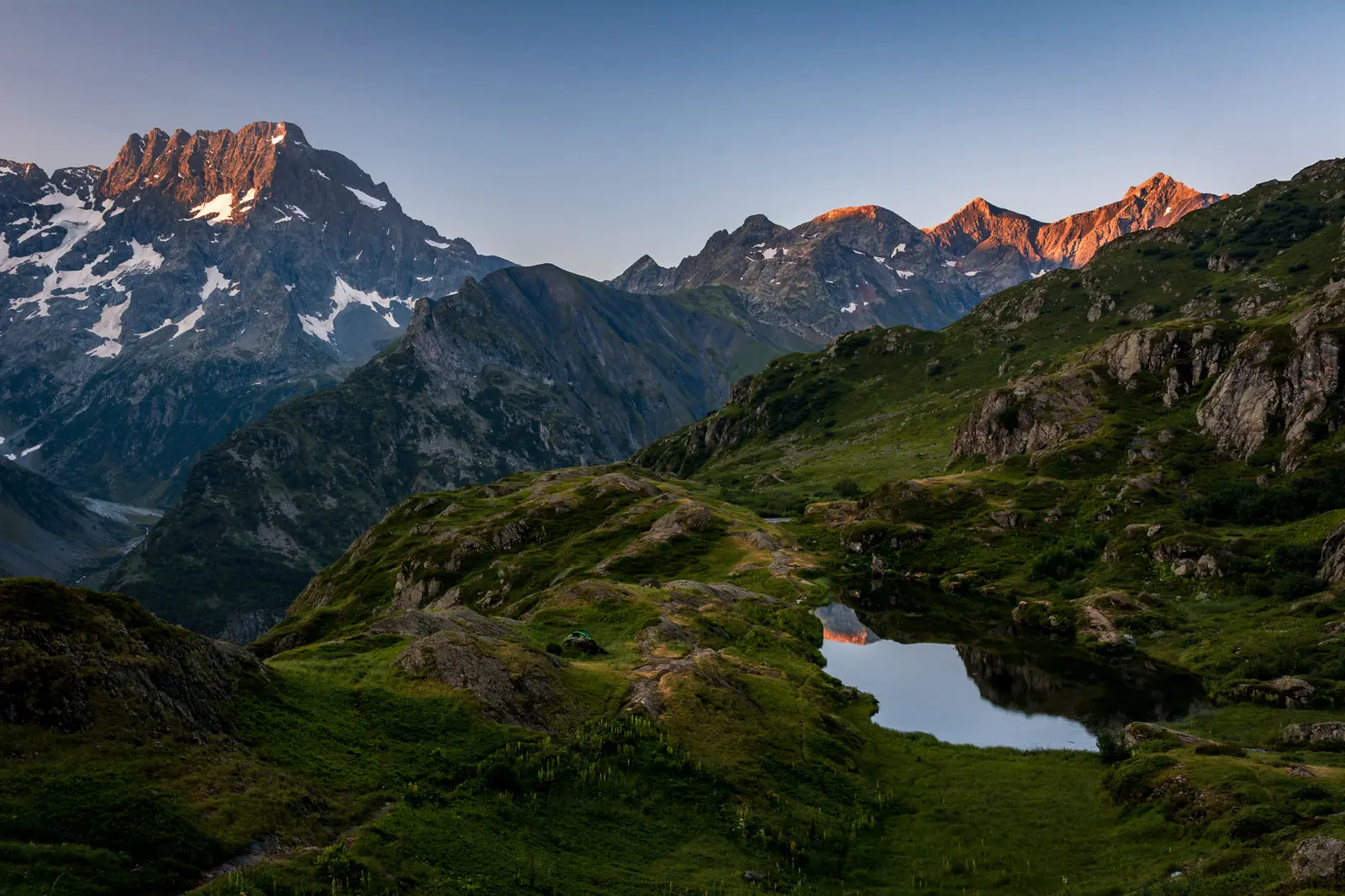 Lever de soleil sur le lac du Lauzon - Écrins