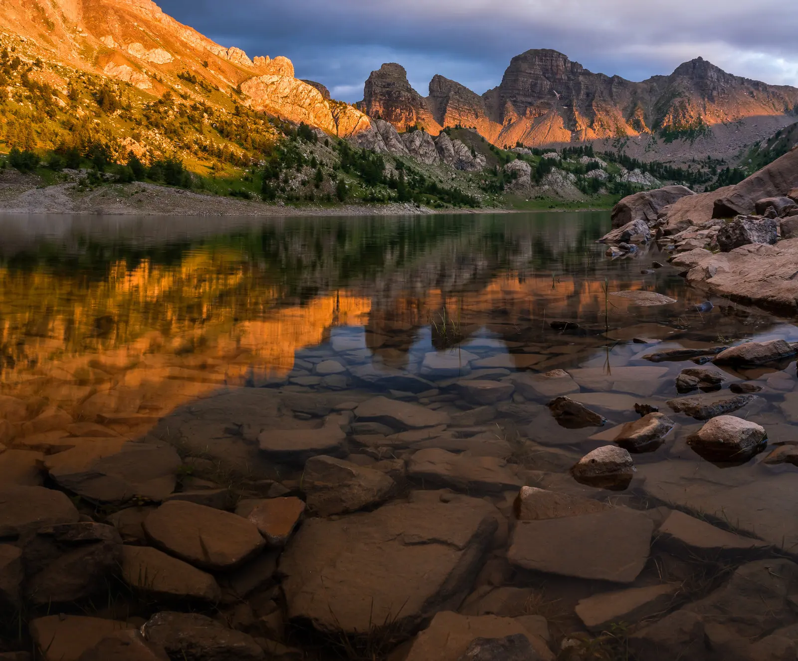 Le soleil se couche sur le lac d'Allos - Mercantour